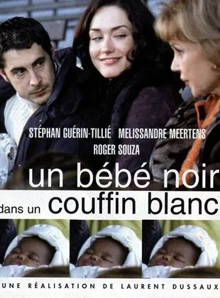 Un bébé noir dans un couffin blanc