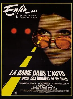 La Dame dans l'auto avec des lunettes et un fusil