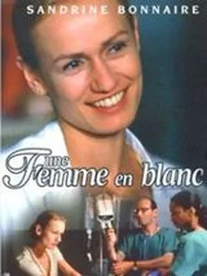 Une femme en blanc